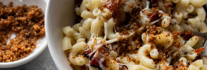 gooey bacon mac and cheese with toasted breadcrumbs close up